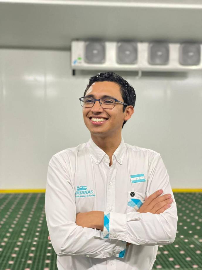 El momento de la entrevista al ministro de Aduanas no ha pasado desapercibida por los hondureños, se ha vuelto viral en las redes sociales.