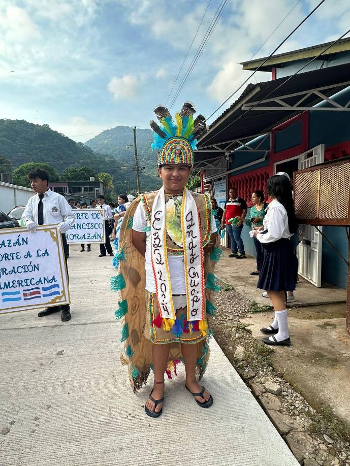 El emblemático indio Lempira, líder lenca y héroe nacional, no podía faltar en los desfiles patrios, siendo recordado por su valentía en la defensa de su tierra.