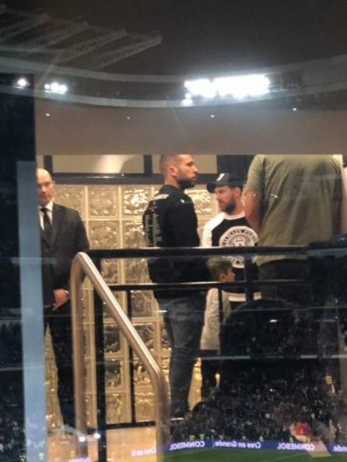 Messi, que fue invitado por la RFEF a un palco del Bernabéu junto a 12 personas, no se ha querido perder el encuentro, aunque Cristiano Ronaldo, que igualmente estaba invitado, no ha viajado y fue la gran ausencia del partido.