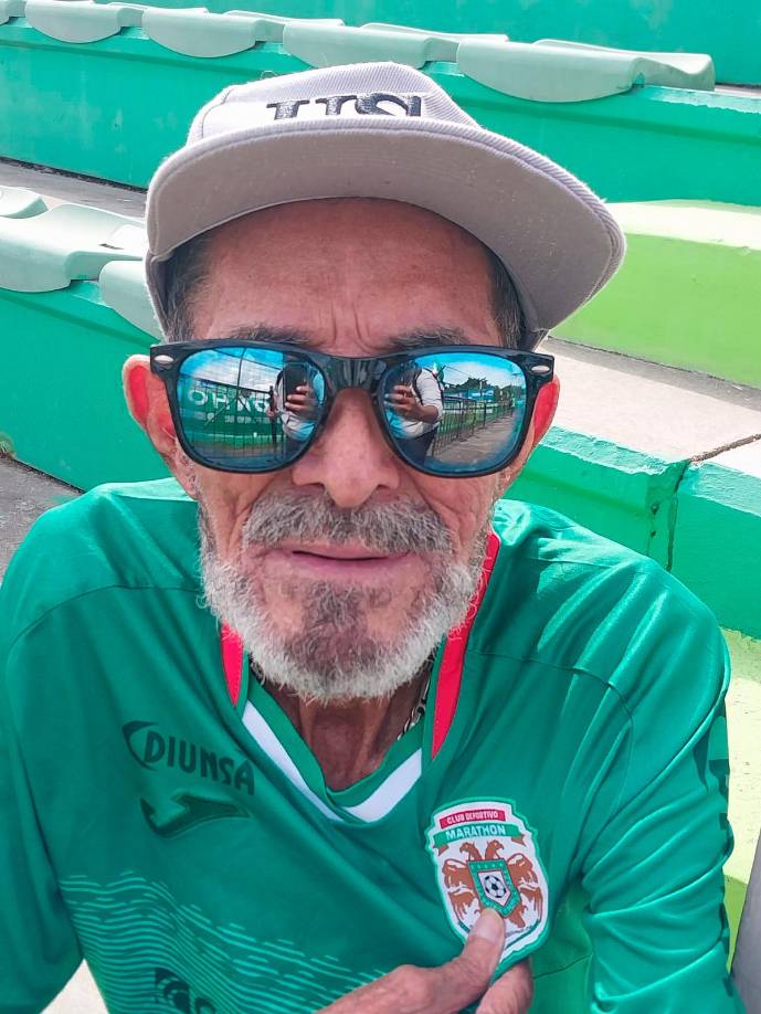 Este aficionado verdolaga demostrando su amor por el Marathón.