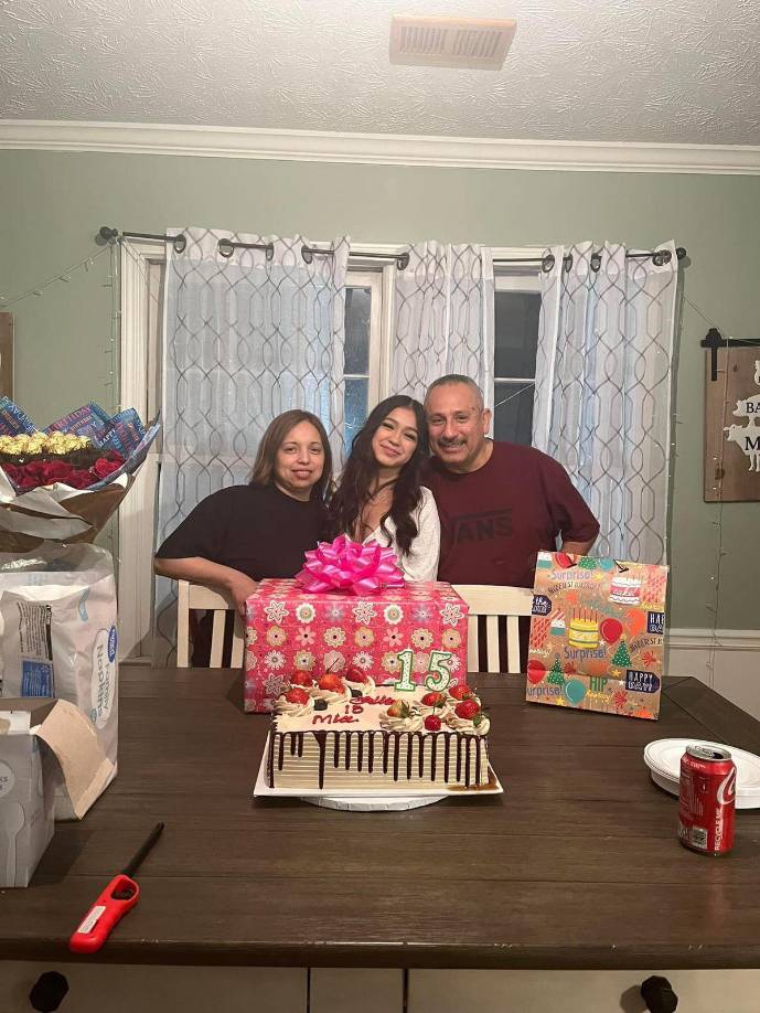 Las órdenes de arresto indican que Mía Campos, la joven hispana, fue asesinada por asfixia.