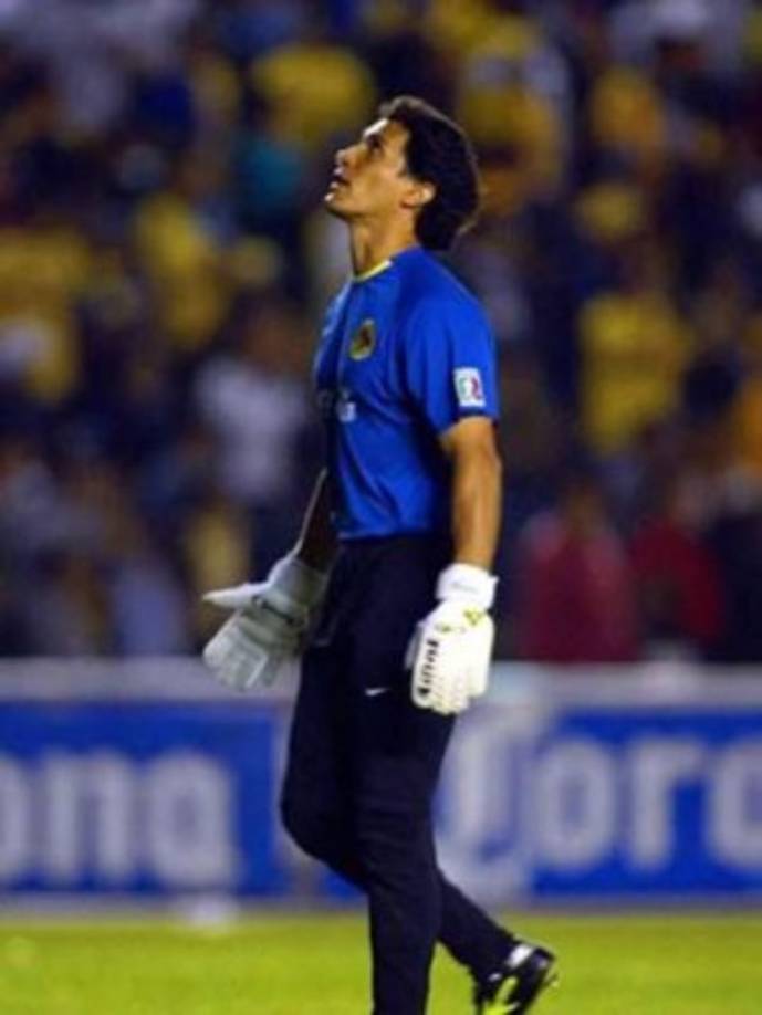 Adolfo Ríos. Otro portero, éste mexicano, por su devoción a la religión cristiana se le llamó 'El arquero de Cristo', además de que siempre hacía 'el Cristo' en el mano a mano con los delanteros.