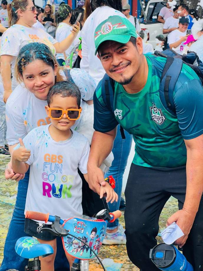 Padres e hijos fueron parte del Color Run 2024, fomentando la unión de la familia que marca recuerdos imborrables en los niños y adolescentes estudiantes. 
