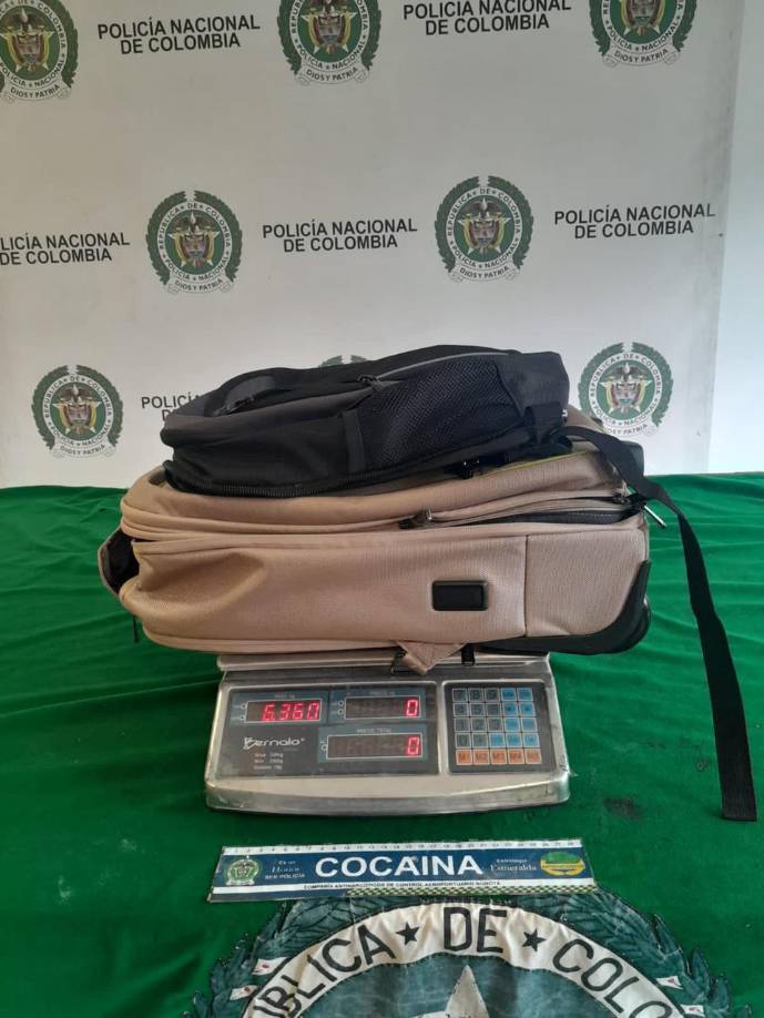 La captura se llevó a cabo después de que los uniformados observaron una actitud sospechosa por parte de los sospechosos. 