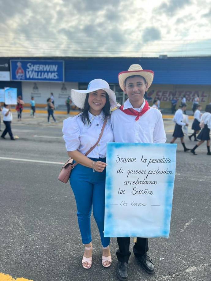 Los alumnos de la escuela Eusebio Fiallos del sector Lomas del Carmen llevaron mensajes inspiradores a las nuevas generaciones.