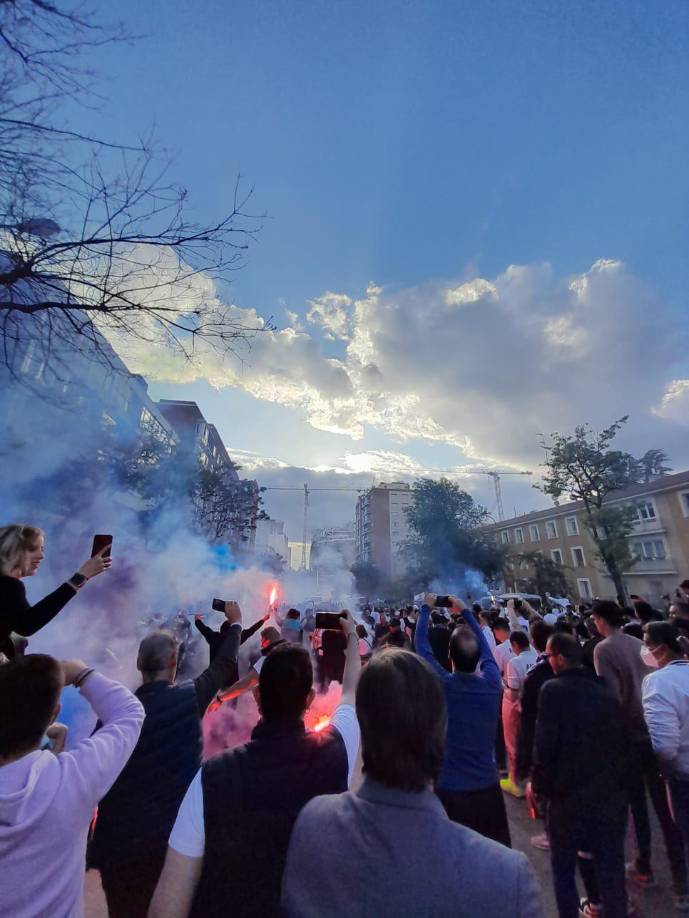 Miles de aficionados acompañaron al equipo a su llegada al Santiago Bernabéu para medirse al Manchester City.