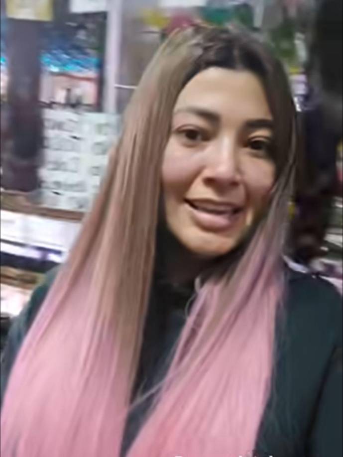 En una de sus historias, Milagro Flores se dejó ver con una cabellera extensa pintada en tono rubio y mechones en tono rosado.