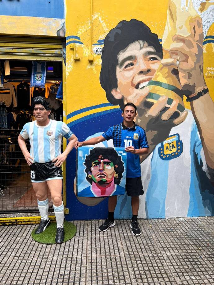 Los cuadros fueron pintados con la técnica WPAP que se caracteriza por usar formas geométricas como círculos, Triángulos y cuadrados.