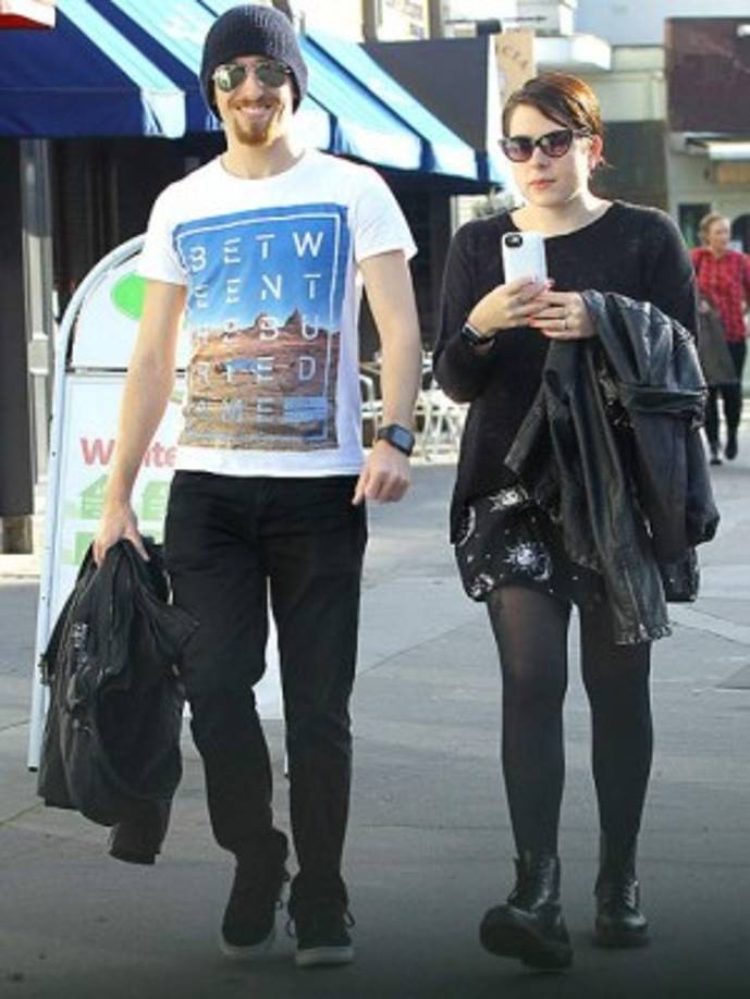 La joven de 24 años vive su vida en Gran Bretaña lejos del glamour de sus padres adoptivos Tom Cruise y Nicole Kidman.