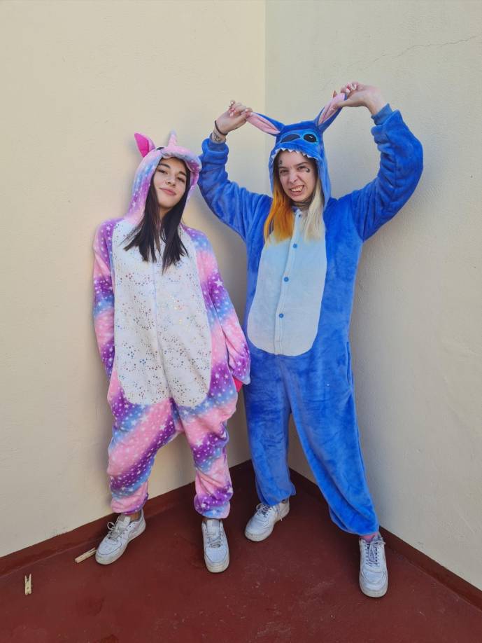 En enero del 2022 platicó en sus historias de Instagram que le habían suspendido una de sus cuentas de YouTube por lo que no recibiría su pago: “si este mes no llego a cobrar mi sueldo de YouTube por estar baneada de todos lados, ¿ustedes me ayudan a pagar el alquiler?”.