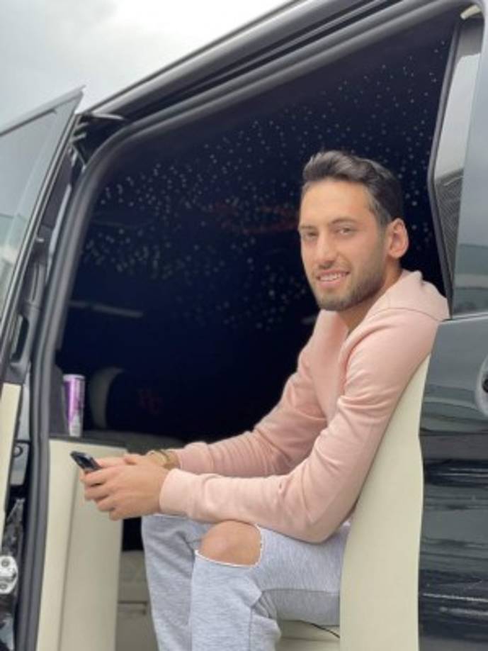 Desde Sky Sports publican que la renovación de Hakan Calhanoglu por el Milan está más lejos que nunca. Además, el turco, que acaba contrato el próximo 30 de junio, tiene una oferta del Al Duhail qatarí, que le ofrece cerca de ocho millones de euros por temporada. Foto Twitter Hakan Calhanoglu.