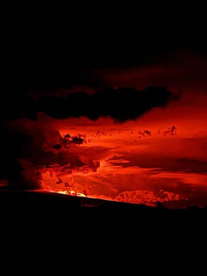 “Alrededor de la mitad de las erupciones registradas del Mauna Loa se han limitado a la zona de la caldera sin que supusieran ningún peligro para las poblaciones cercanas”, explicó la oficina.