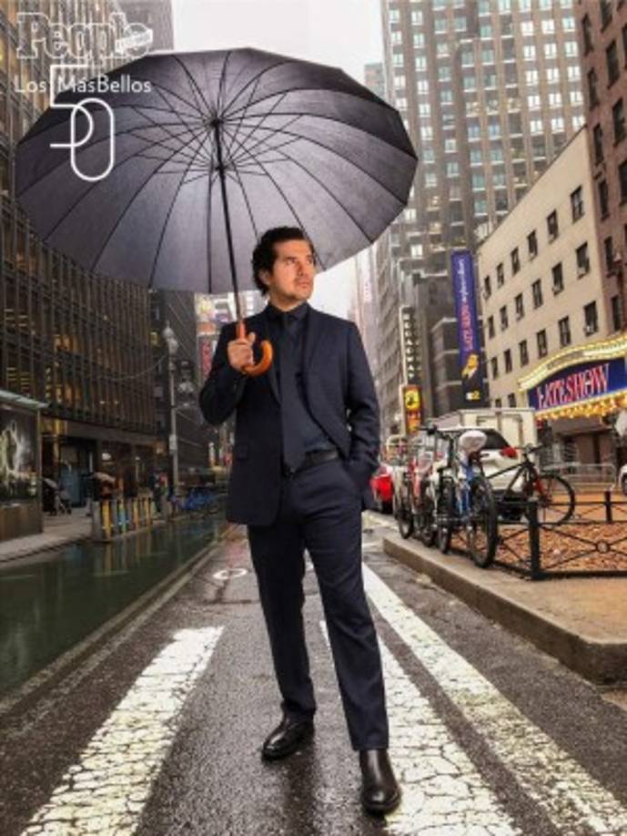 <br/><br/>El actor John Leguizamo soportó la lluvia y se dejó retratar bajo un paraguas en Broadway (EEUU).<br/>