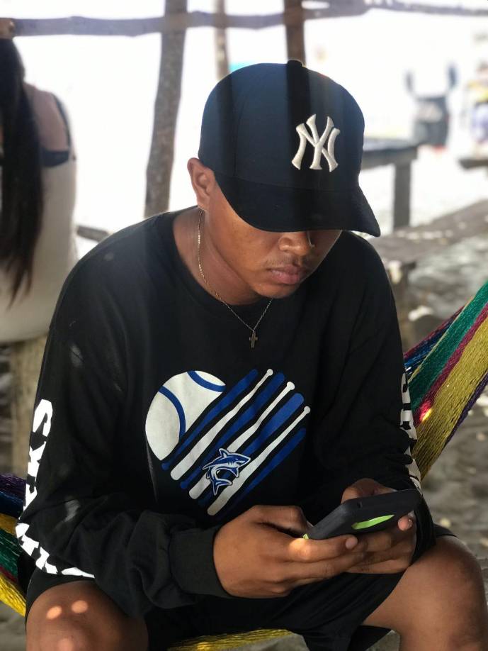 En la escena del crimen, las autoridades policiales encontraron casquillos de bala y decomisaron una motocicleta. 