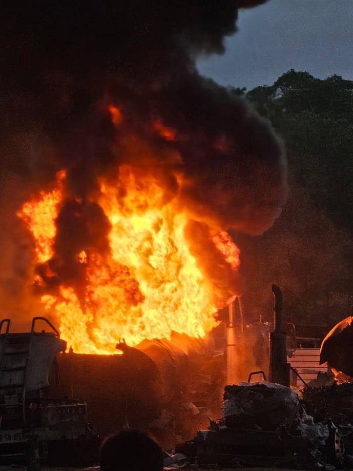 La conflagración se originó cuando el ahora fallecido, identificado como <b>Mario Armijo</b>, iba a trasegar<b> combustible</b> de una<b> cisterna</b> a otra.