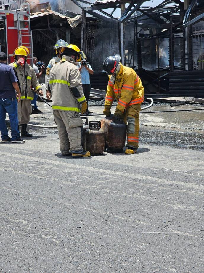 Dramático: llanto por el incendio de restaurante en San Pedro Sula