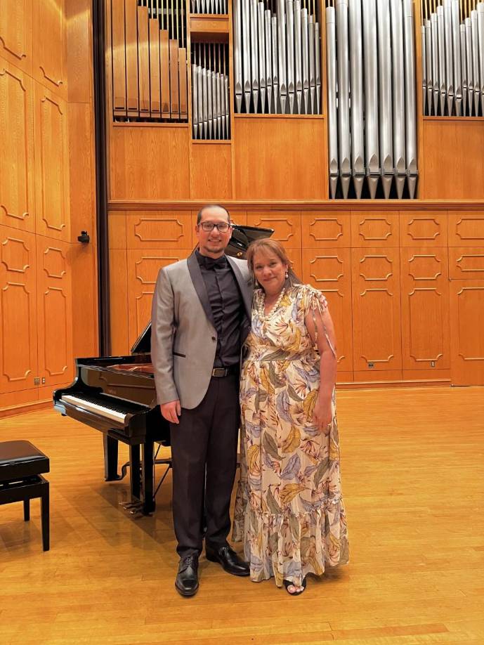 David Paz: El talentoso pianista sampedrano obtuvo una beca para estudiar en la Northwestern State University en Luisiana. Pese a múltiples obstáculos, logró graduarse con honores hace unos meses, obteniendo doble titulación. Paz ha participado en importantes eventos en Estados Unidos y planea seguir especializándose en el país norteamericano.