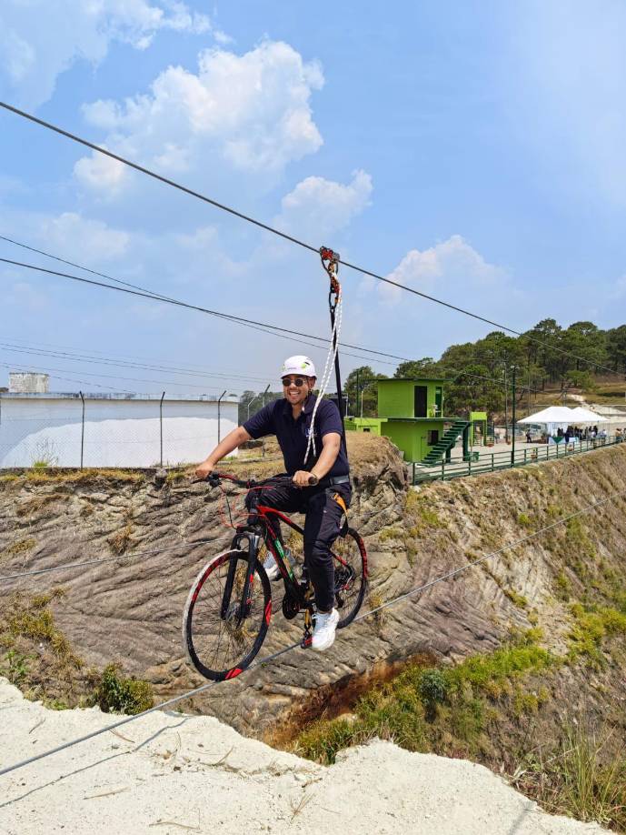 Bici Canopy consta de 4 líneas, lo cual permite que 4 personas pedaleen por el aire simultáneamente.