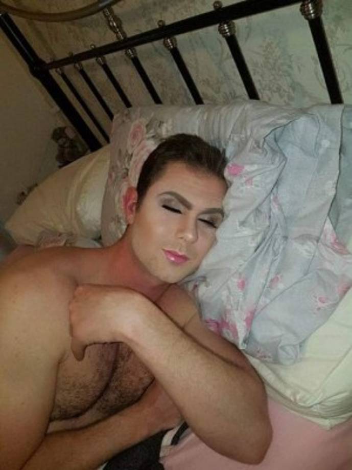 Al amanecer, el varón se miró al espejo y por un segundo creyó estar viendo a otra persona.