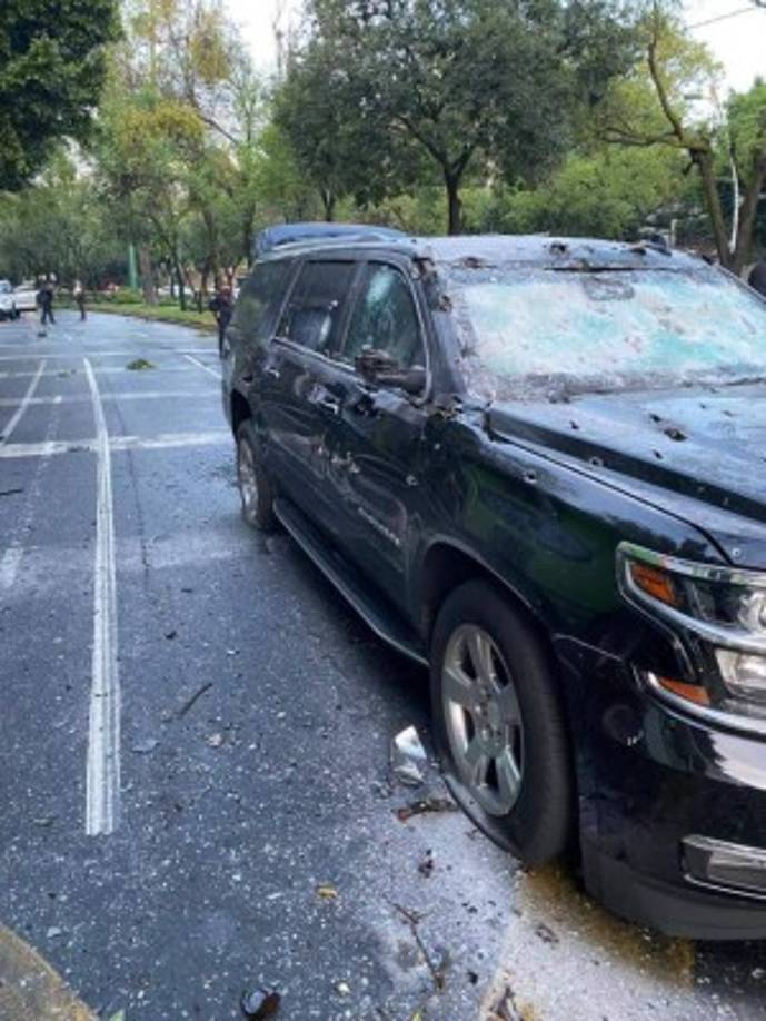 Cámaras de seguridad captaron el momento en que un camión se estaciona en medio del céntrico Paseo de la Reforma, en la lujosa zona de Lomas de Chapultepec, y de su interior bajan una veintena de individuos con armas largas para la emboscada.