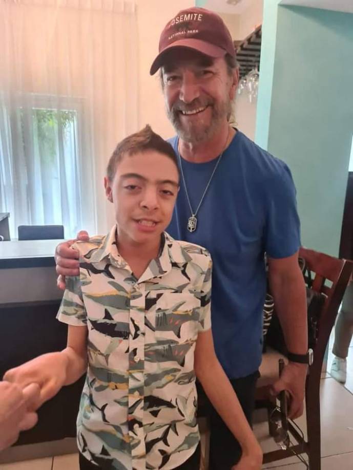Calidad humana. Andrés, un niño sampedrano con capacidades especiales fue visitado por Marco Antonio Solís.