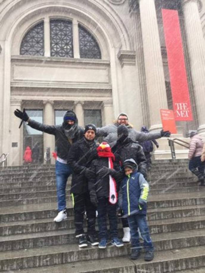 Jimmy Munguia Sampson disfruta junto a un grupo de ceibeños en el museo metropolitano de Nueva York.