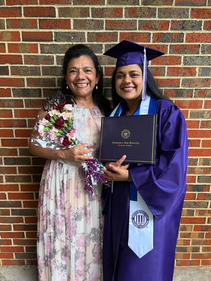 Meredith celebra junto con su madre.