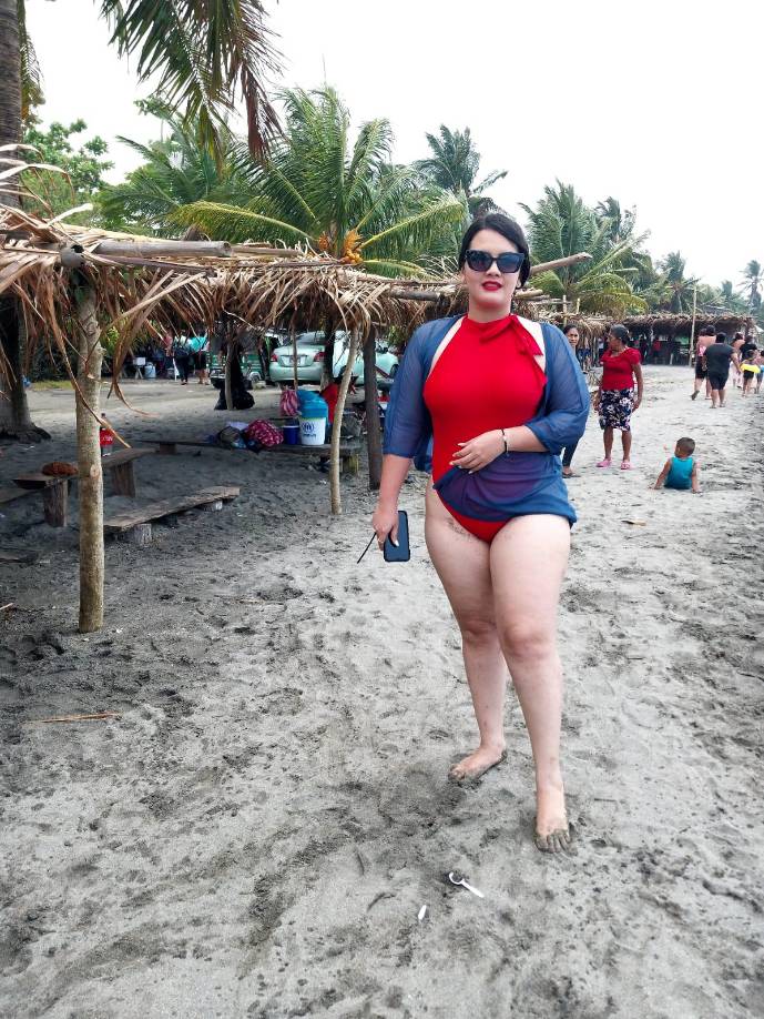 El encanto femenino no podía faltar en el Viernes Santo.