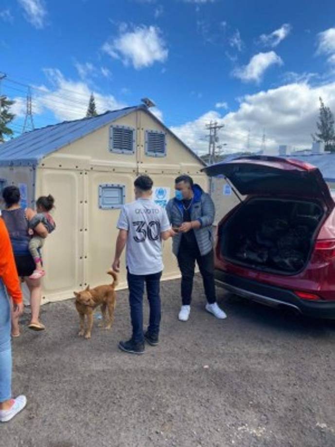 Un grupo de amigos de Romell Quioto ayudó a la noble acción del futbolista.