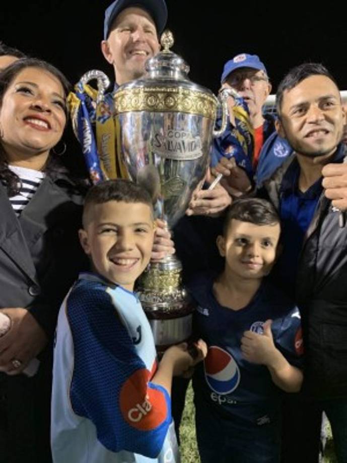 Para cerrar con broche de oro, los hermanitos Villalta tuvieron en sus manos la copa del Motagua, que más pedir si esta Navidad quedará grabada en la mente de esta humilde familia a quien ahora la vida le sonríe.