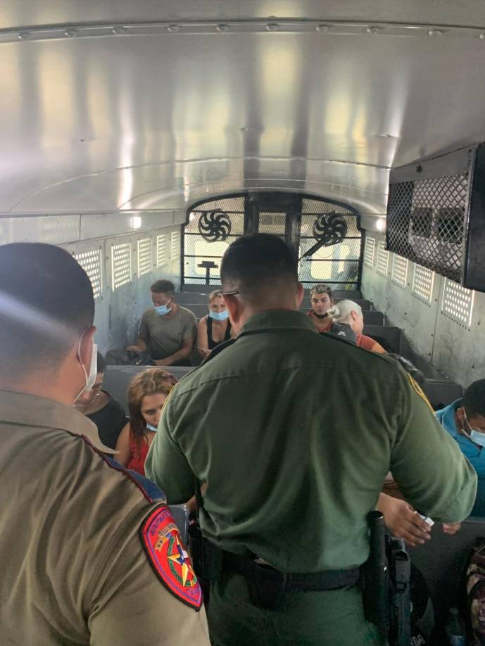 El gobernador republicano no especificó el número de migrantes que ya fueron devueltos a la frontera.