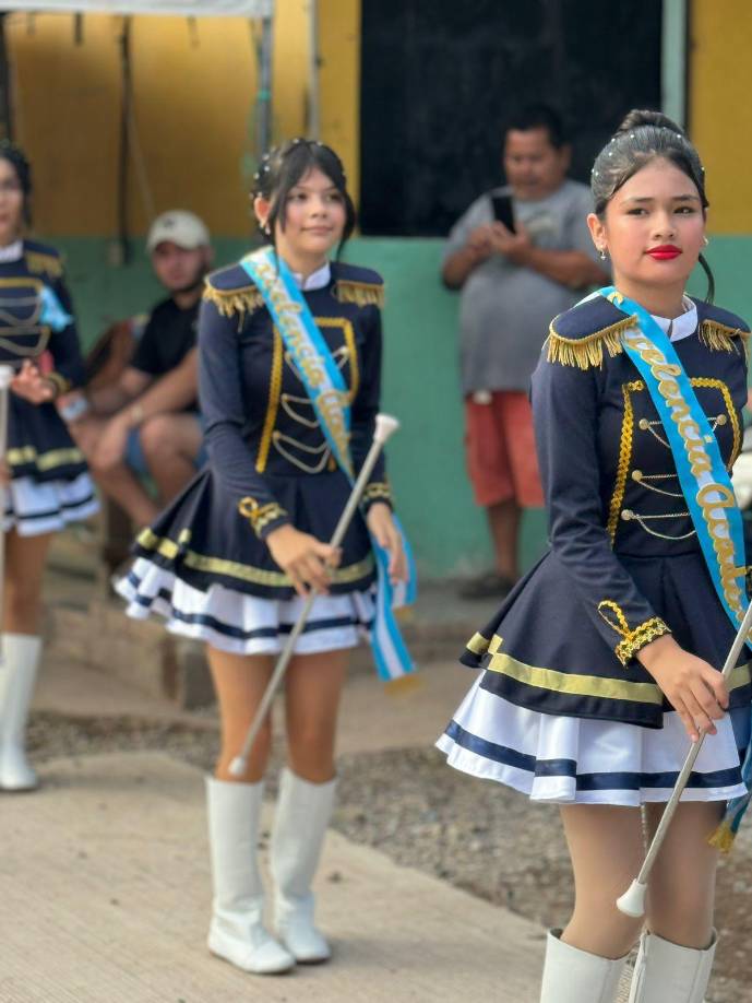 Las palillonas siempre se destacan por su belleza y sus elaborados trajes, siendo el alma del desfile.