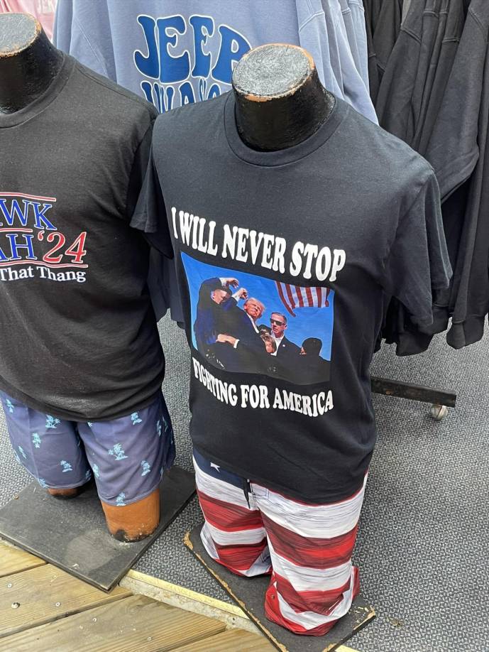 VIRAL: Tiendas en línea venden camisas con fotos de atentado a Trump