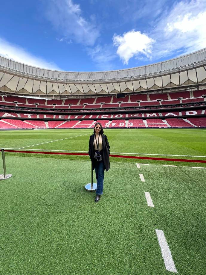 Danna disfruta del fútbol y se ha dado el lujo de poder visitar varios estadios alrededor del mundo.