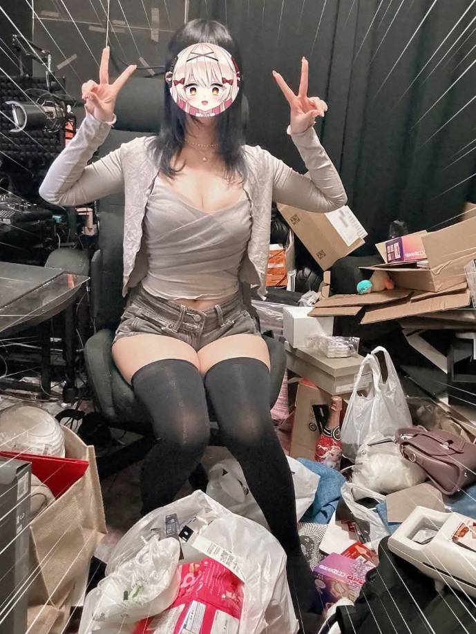 Este hecho provocó que la imagen de su cuarto se viralizara rápidamente en todas las redes, los seguidores comenzaron a compartir capturas de pantalla del video y a comentar sobre el desorden de manera tanto humorística como peculiar.