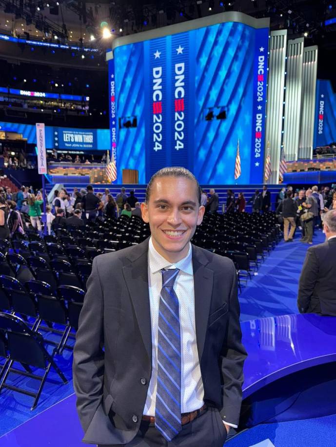 En la convención de Chicago, cambió al inglés y compartió su historia, narrando cómo sus padres emigraron a Texas “hace décadas”, un estado con una fuerte influencia republicana y fronterizo con México.