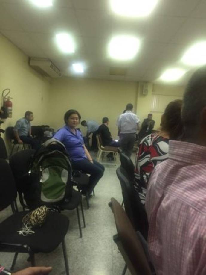 En el interior de la sala de los tribunales ya hay personas a la espera.