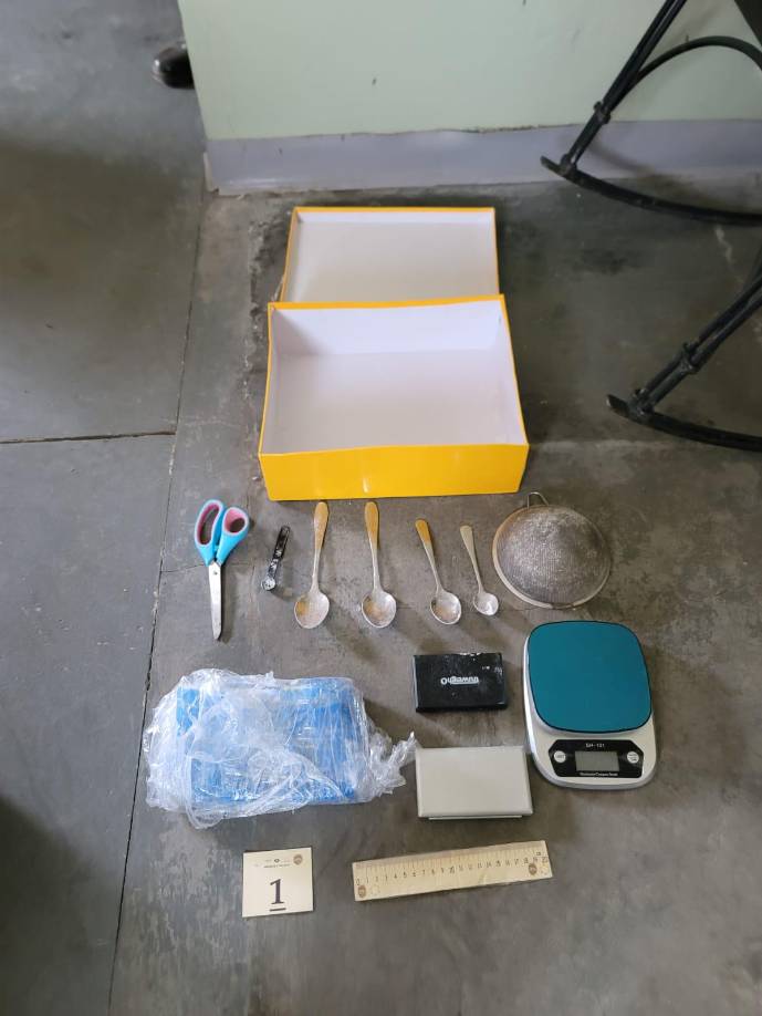 En la operación encontraron droga, supuesta cocaína, balanzas digitales, armas de fuego, 238 mil 300 lempiras, vehículos y una fuerte cantidad de artículos y productos utilizados supuestamente para el procesamiento de droga.