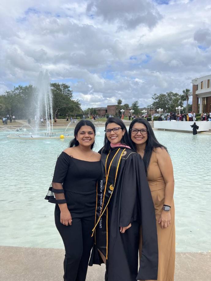 Hermanas Corrales: Ana, Cesia y Meredith Corrales, son tres talentosas sampedranas apasionadas por la música. Las tres hermanas, egresadas de la escuela Victoriano López, ganaron becas para estudiar música en Estados Unidos, donde han destacado por su talento, humildad y excelencia académica.