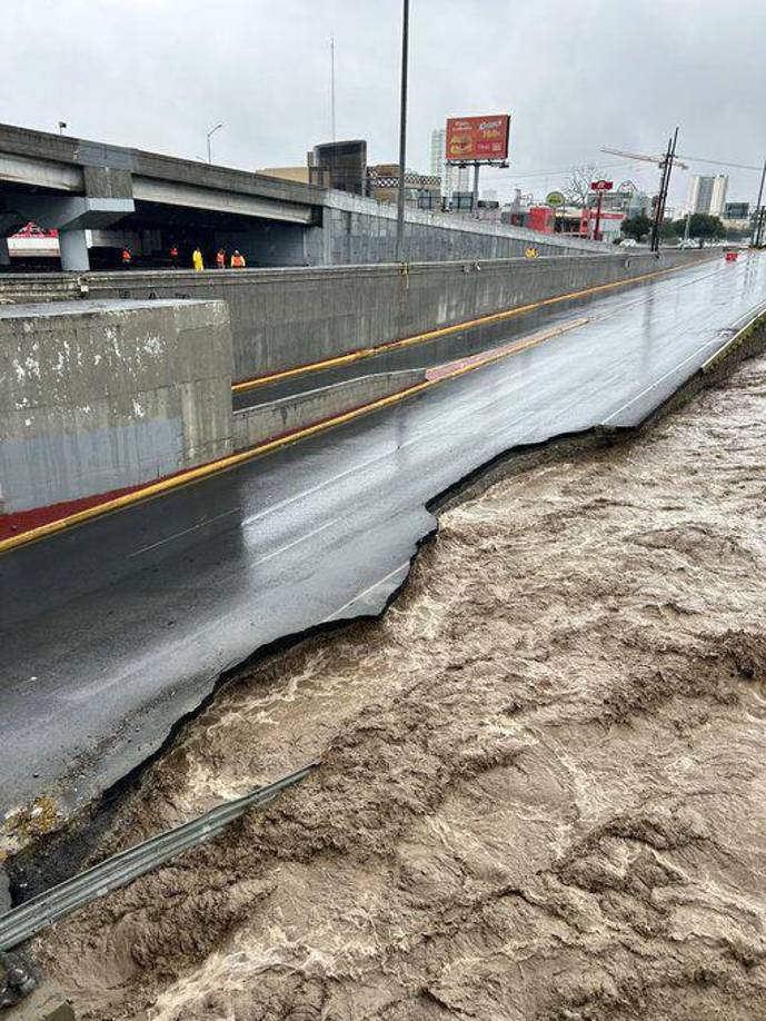 Las autoridades de Monterrey reportaron que nueve personas fueron rescatadas de sus viviendas tras el desbordamiento de una represa en la ciudad.