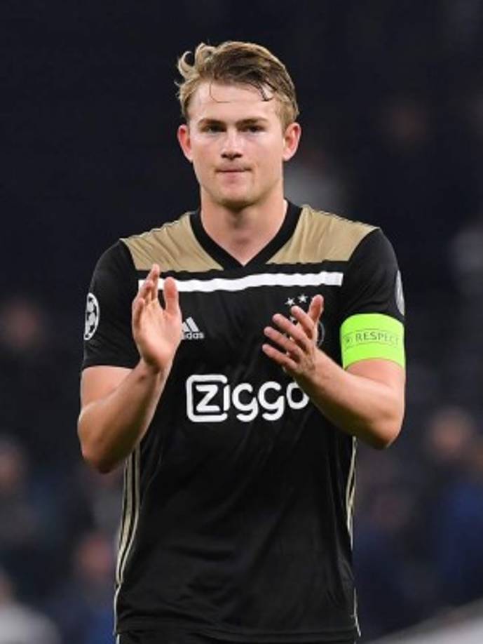 Jordi Mestre, vicepresidente del Barcelona, niega que el Barça tenga fichado a Matthijs de Ligt. 'No sé porque lo dicen porque no esta fichado. Piqué evidentemente si no es el mejor central del mundo es uno de los mejores. Después tenemos incorporaciones muy importantes como son Lenglet, Umtiti, hemos fichado un jugador muy joven que es Todibo... Los que tenemos son de altísimo nivel', señaló en una entrevista concedida a Sky.