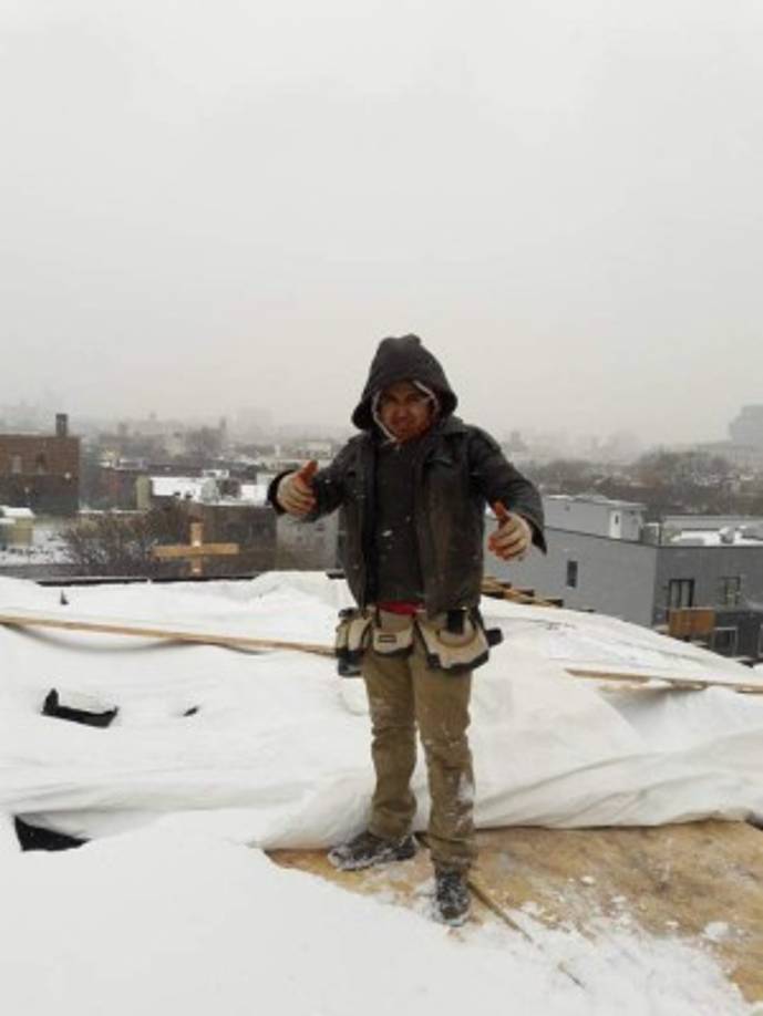 Las bajas temperaturas no impiden a Alex Nolasco trabajar en Nueva York.