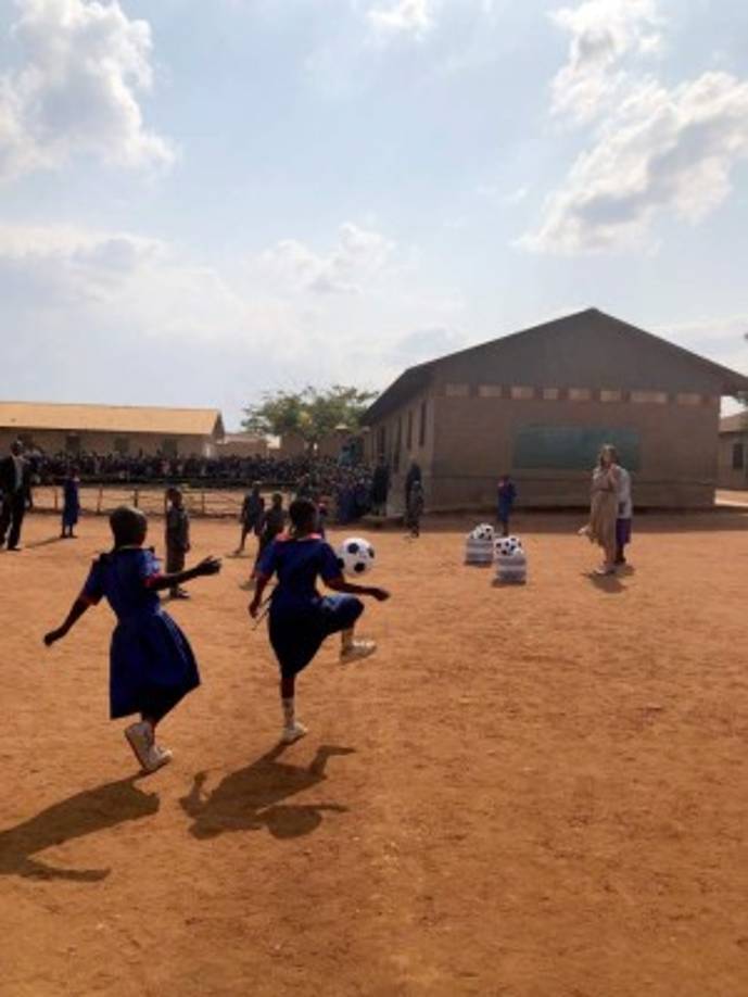 De camino a la residencia de la embajadora estadounidense en Malaui, Virginia Palmer, varias personas alzaron carteles y en uno de ellos podía leerse 'Bienvenida a Malaui, no un país de m....', en referencia a los comentarios de Donald Trump, el pasado enero, para describir a El Salvador, Haití y varias naciones africanas.