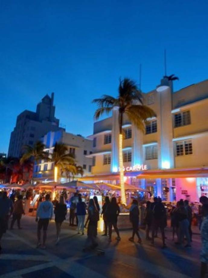 Con o sin la covid-19, la fauna habitual del popular paseo de Ocean Drive pasea sus cuerpos semidesnudos y su desparpajo habitual mientras se mezclan las alegres conversaciones que llegan de las abarrotadas terrazas de los restaurantes, una amplia diversidad de músicas y los efluvios de marihuana que no hay mascarilla que mitigue.
