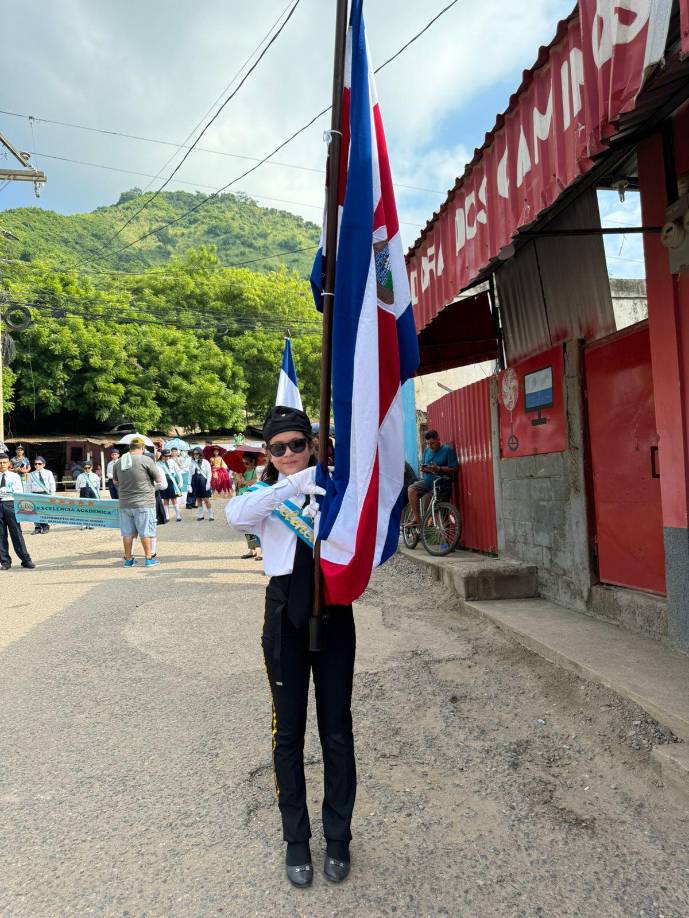 Esta hermosa alumna desfiló portando con orgullo la bandera de Costa Rica, simbolizando la hermandad entre naciones.
