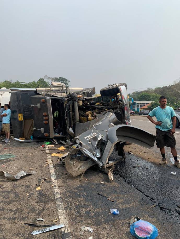  De cuerdo con el relato de testigos, a la rastra se le fueron los frenos tres vueltas antes de accidentarse.