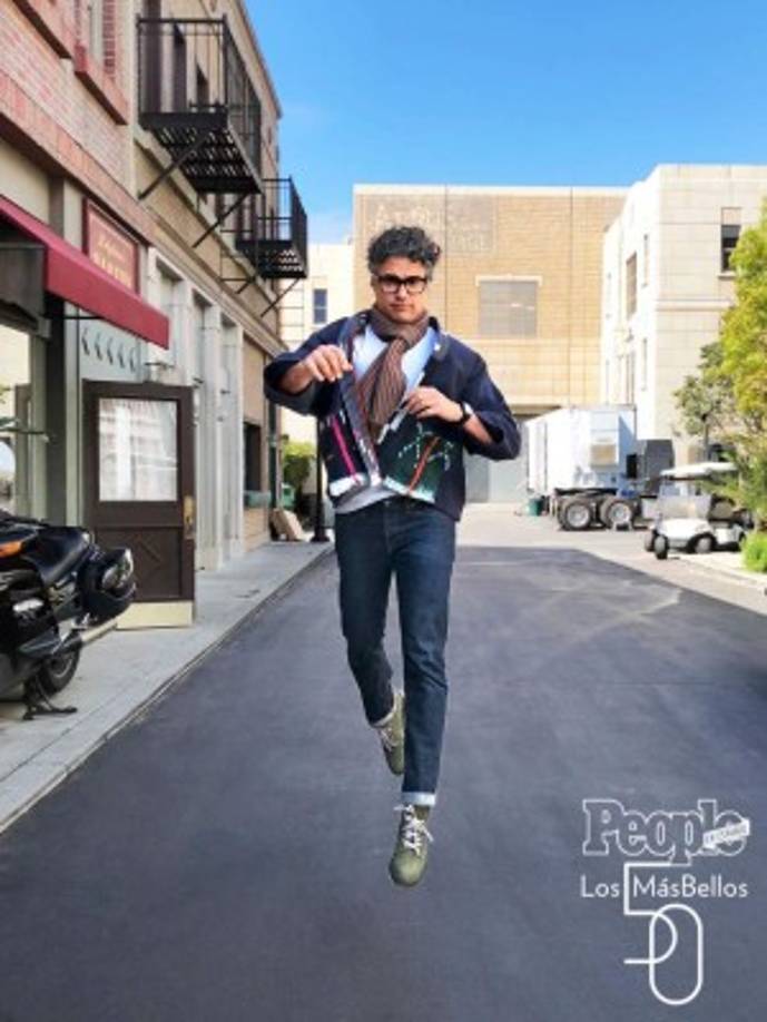 El actor mexicano Jaime Camil posó fresco y divertido por las calles de Los Ángeles.<br/><br/>Nota: La lista completa se dará en la edición anual de 'Los 50 más bellos' de PEOPLE en Español, a la venta ya.