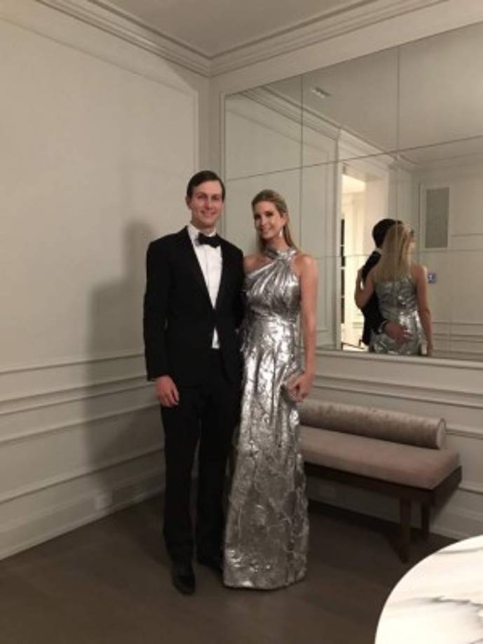 Ivanka ha sido muy criticada por algunas de sus fotografías. Los usuarios de las redes sociales la atacaron por compartir esta imagen durante el fin de semana en que se impuso el veto migratorio y se vivía un caos en los aeropuertos de los Estados Unidos.