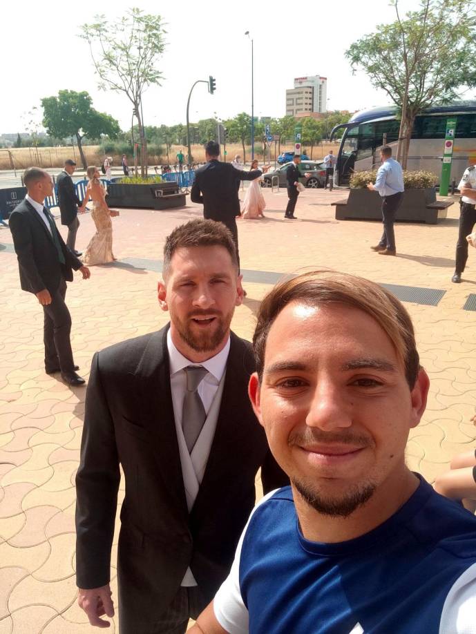 Messi fue sensación en Sevilla y provocó que muchos aficionados se acercaran al lugar de la boda para pedirle una foto al crack argentino.