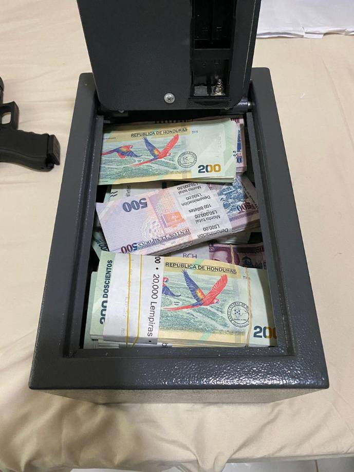 No se precisó a cuánto asciende la cifra de dinero hallada en su propiedad. El dinero estaba guardado en una especie de caja fuerte. 